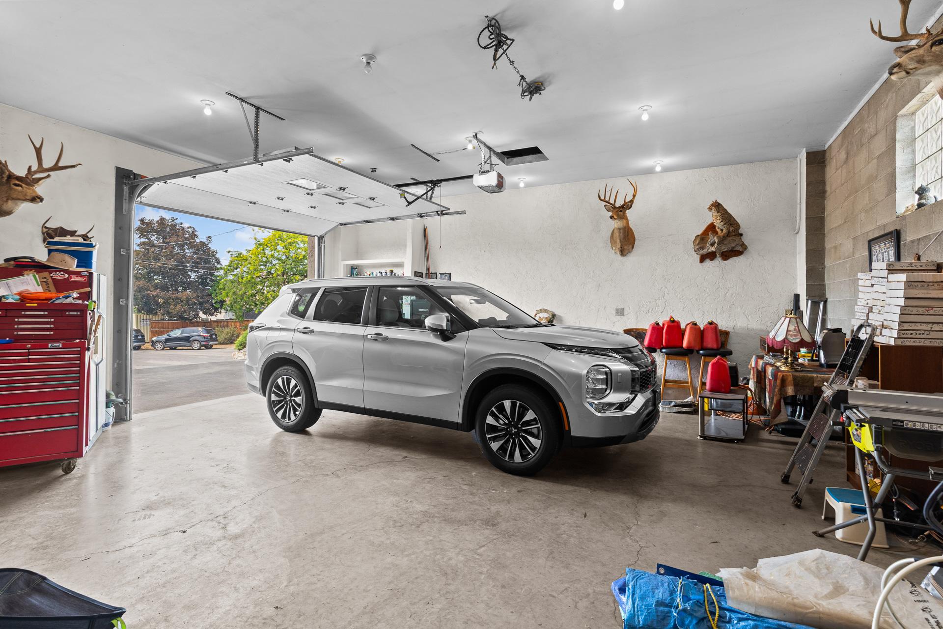 1643 Traut Court, Kelowna, BC - Indoor Photo Showing Garage