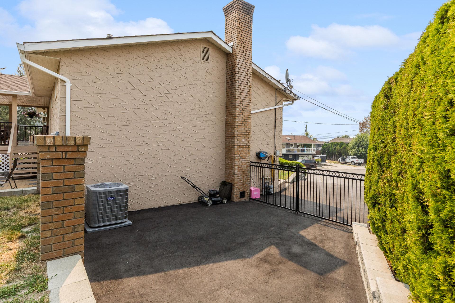 1643 Traut Court, Kelowna, BC - Outdoor With Exterior