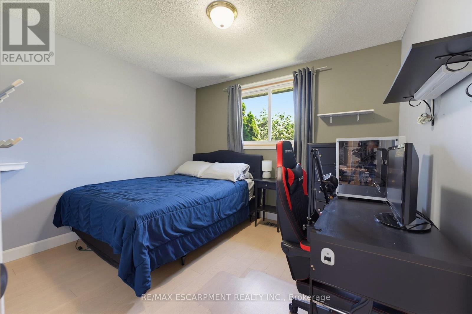 164 Hanover Place, Hamilton, ON - Indoor Photo Showing Bedroom