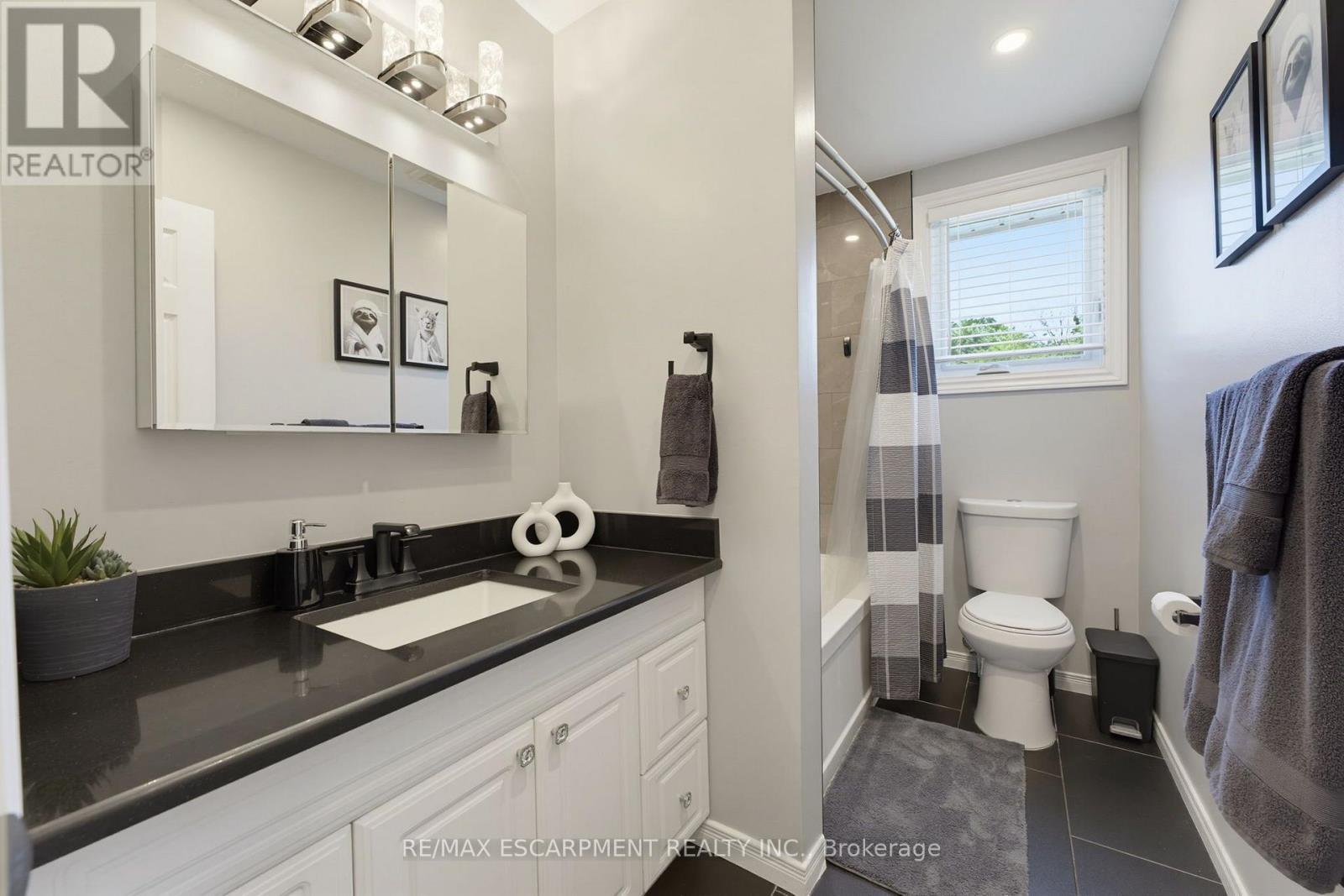164 Hanover Place, Hamilton, ON - Indoor Photo Showing Bathroom