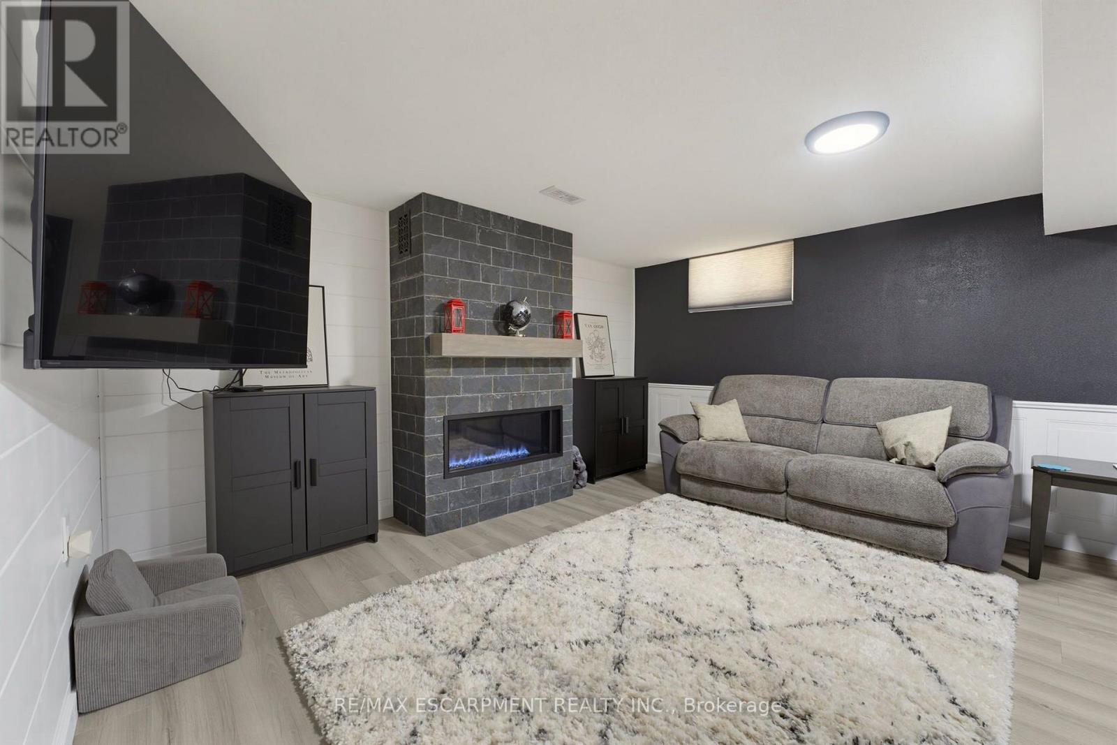 164 Hanover Place, Hamilton, ON - Indoor Photo Showing Living Room With Fireplace