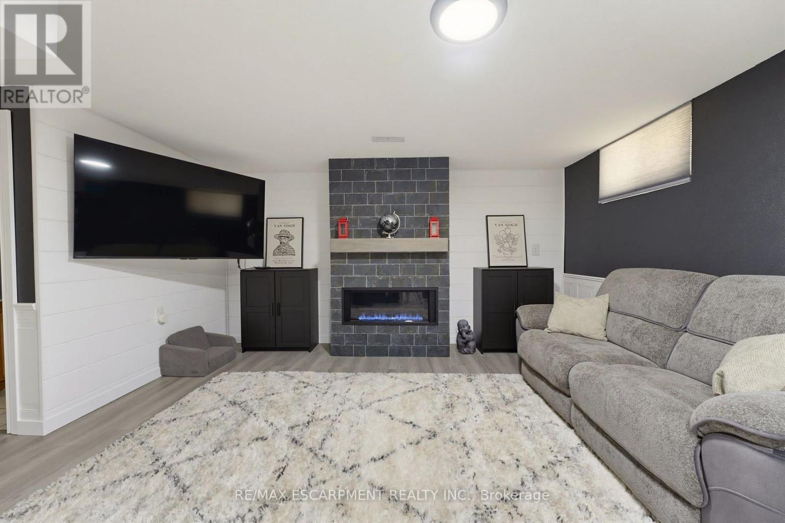 164 Hanover Place, Hamilton, ON - Indoor Photo Showing Living Room With Fireplace