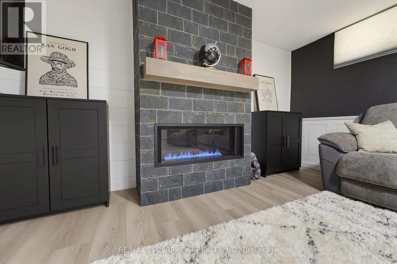 164 Hanover Place, Hamilton, ON - Indoor Photo Showing Living Room With Fireplace
