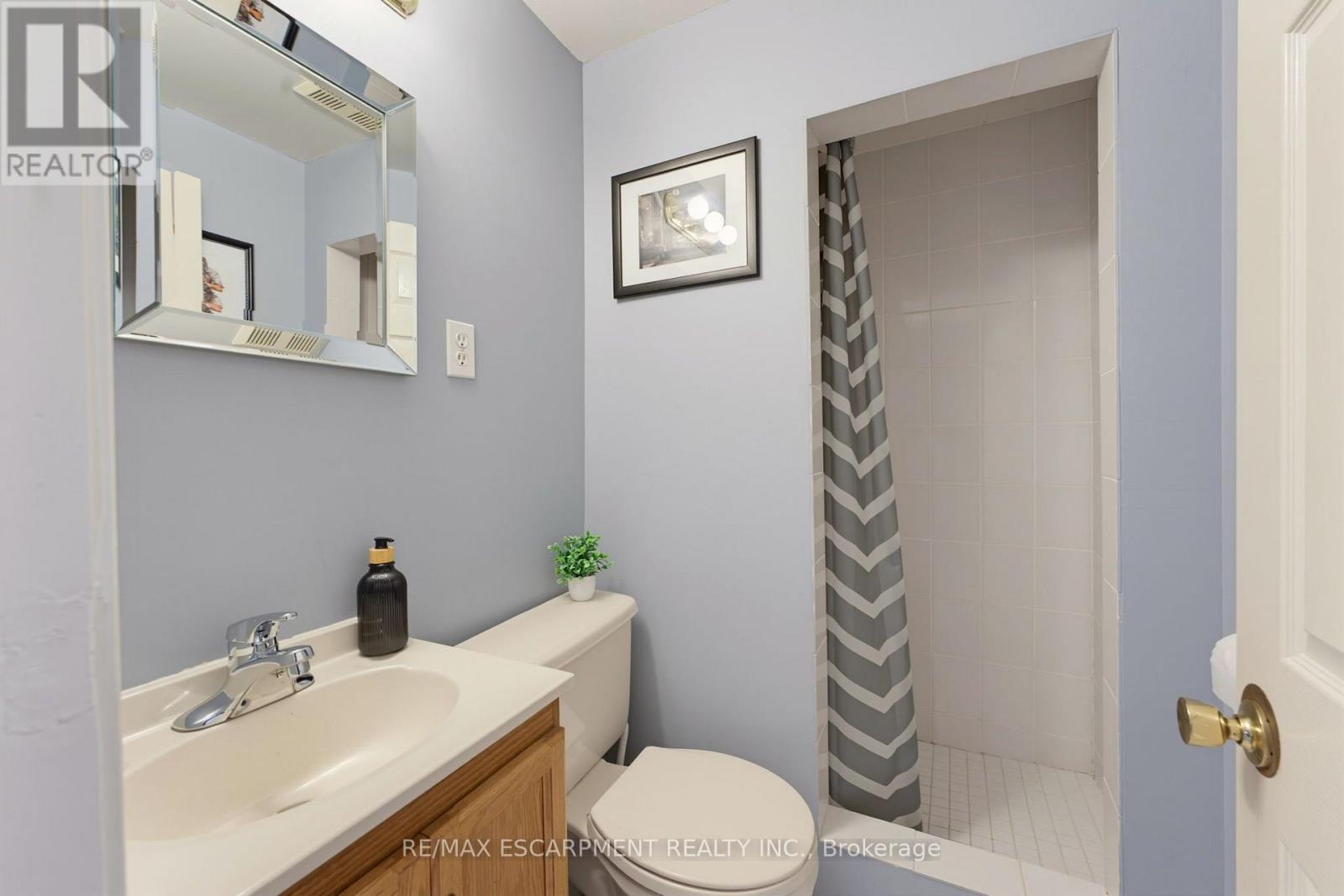 164 Hanover Place, Hamilton, ON - Indoor Photo Showing Bathroom