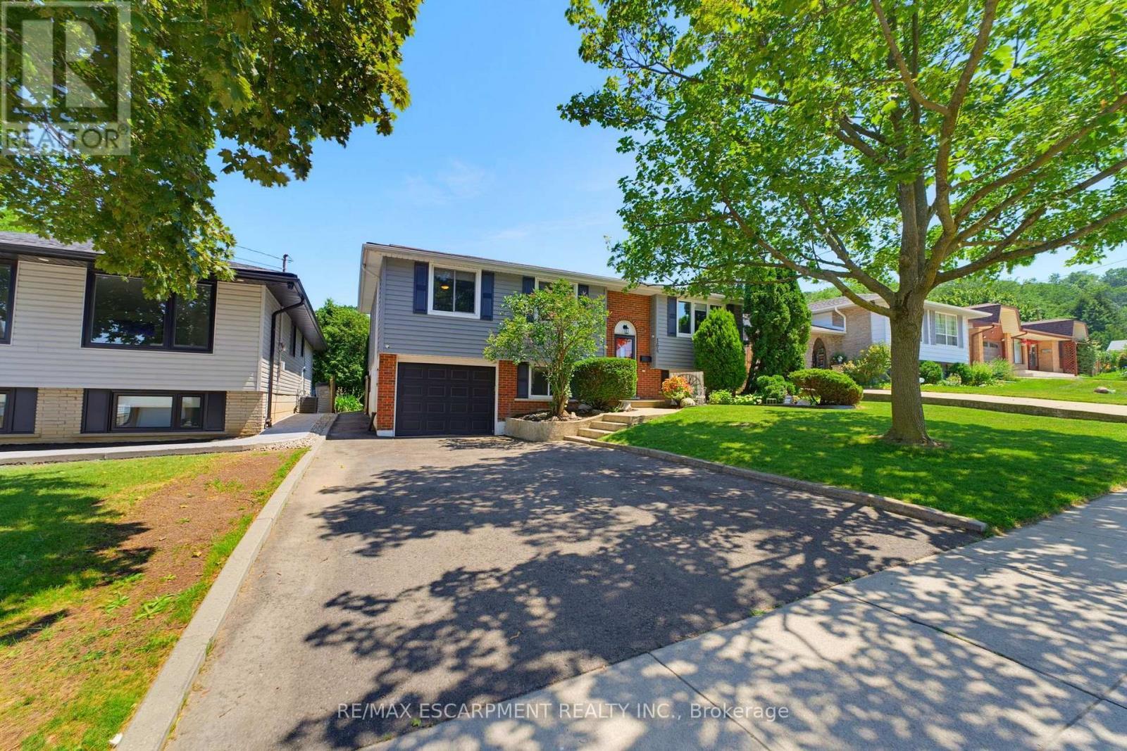 164 Hanover Place, Hamilton, ON - Outdoor With Facade