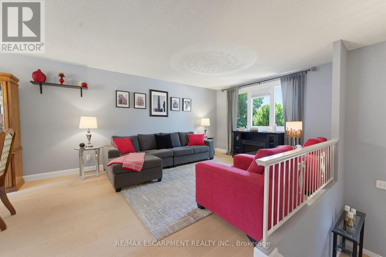 164 Hanover Place, Hamilton, ON - Indoor Photo Showing Living Room