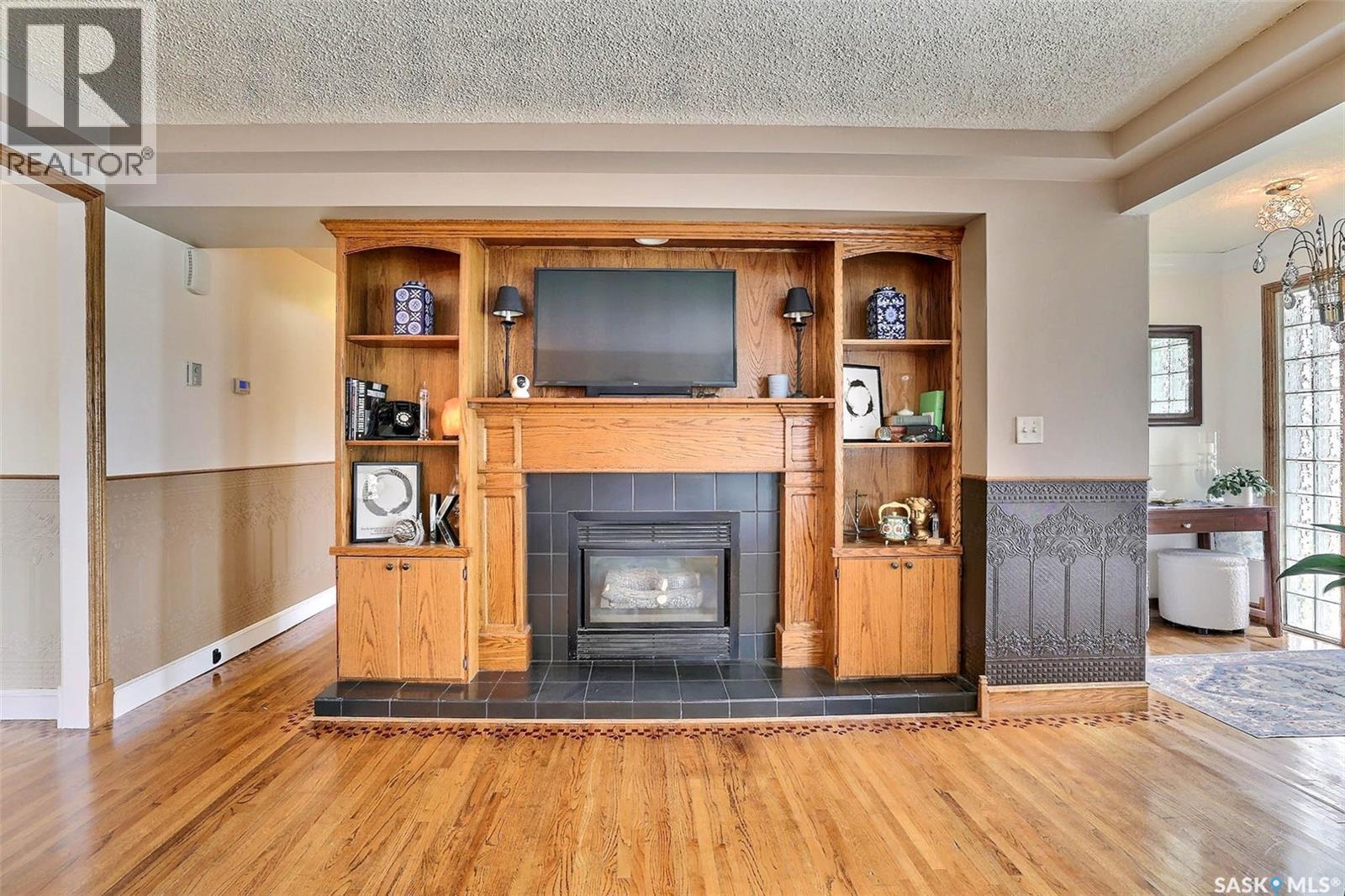 924 Campbell Street, Regina, SK - Indoor Photo Showing Living Room With Fireplace