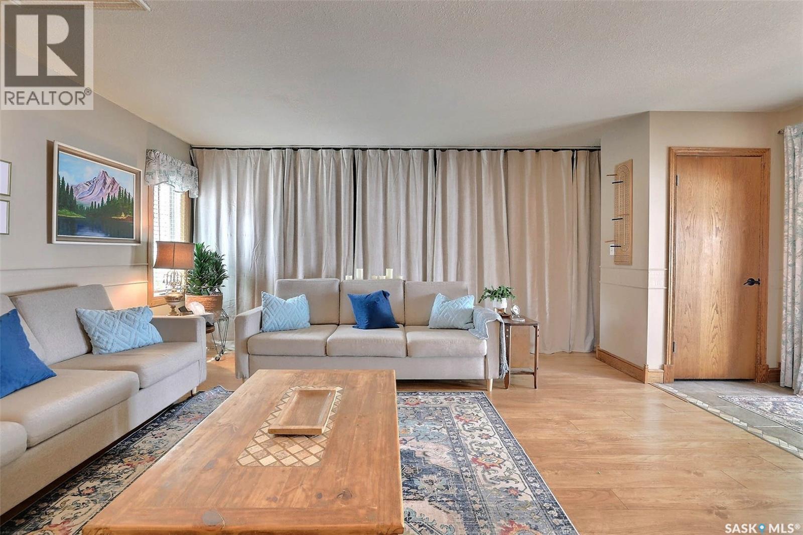 924 Campbell Street, Regina, SK - Indoor Photo Showing Living Room