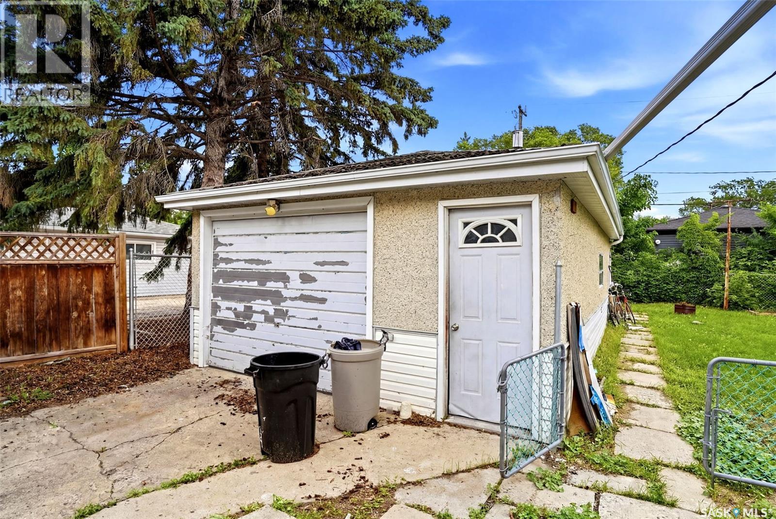 15 Ottawa Place, Regina, SK - Outdoor With Exterior