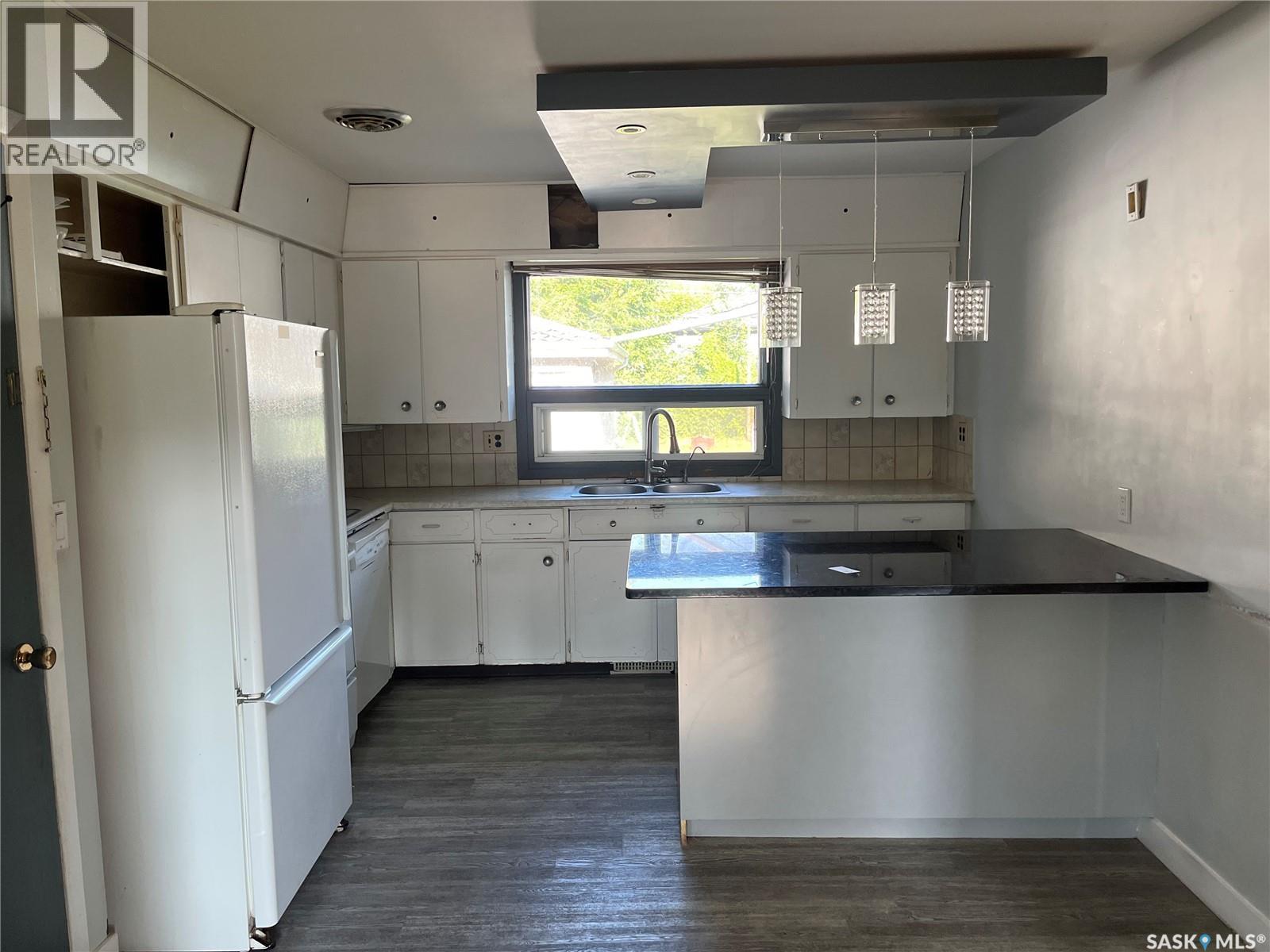 15 Ottawa Place, Regina, SK - Indoor Photo Showing Kitchen With Double Sink