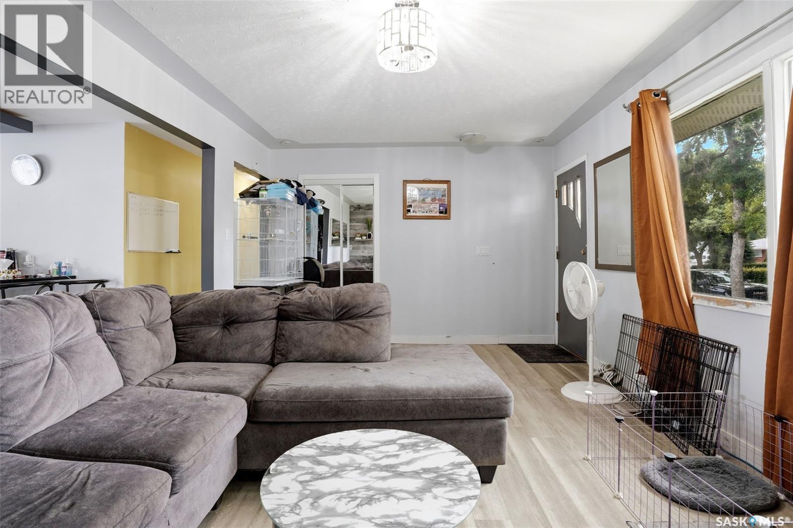 15 Ottawa Place, Regina, SK - Indoor Photo Showing Living Room