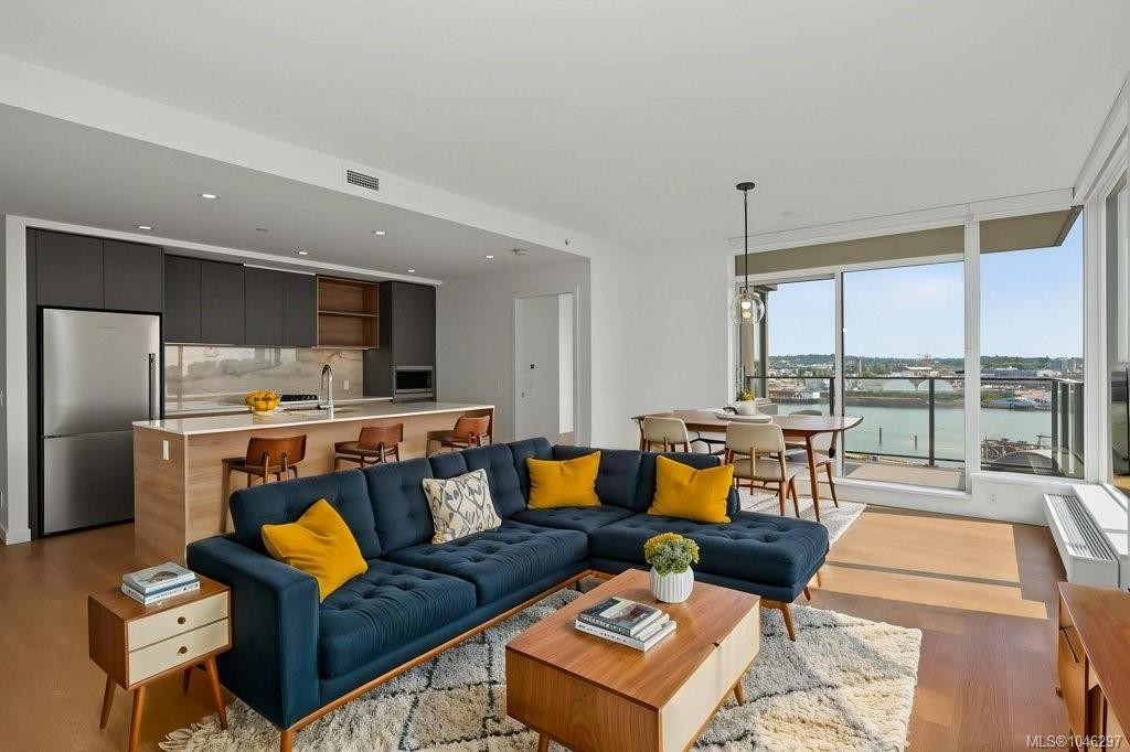 #609-363 Tyee Rd, Victoria, BC - Indoor Photo Showing Living Room