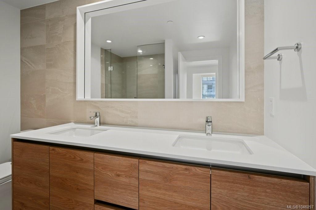 #609-363 Tyee Rd, Victoria, BC - Indoor Photo Showing Bathroom