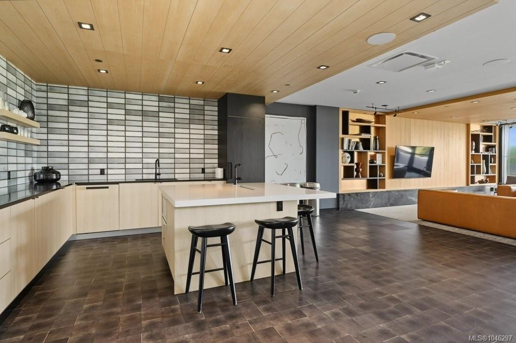 #609-363 Tyee Rd, Victoria, BC - Indoor Photo Showing Kitchen