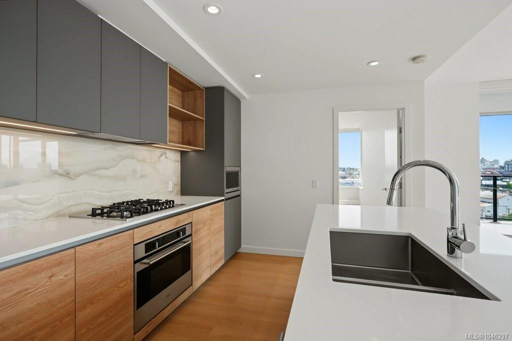 #609-363 Tyee Rd, Victoria, BC - Indoor Photo Showing Kitchen With Upgraded Kitchen