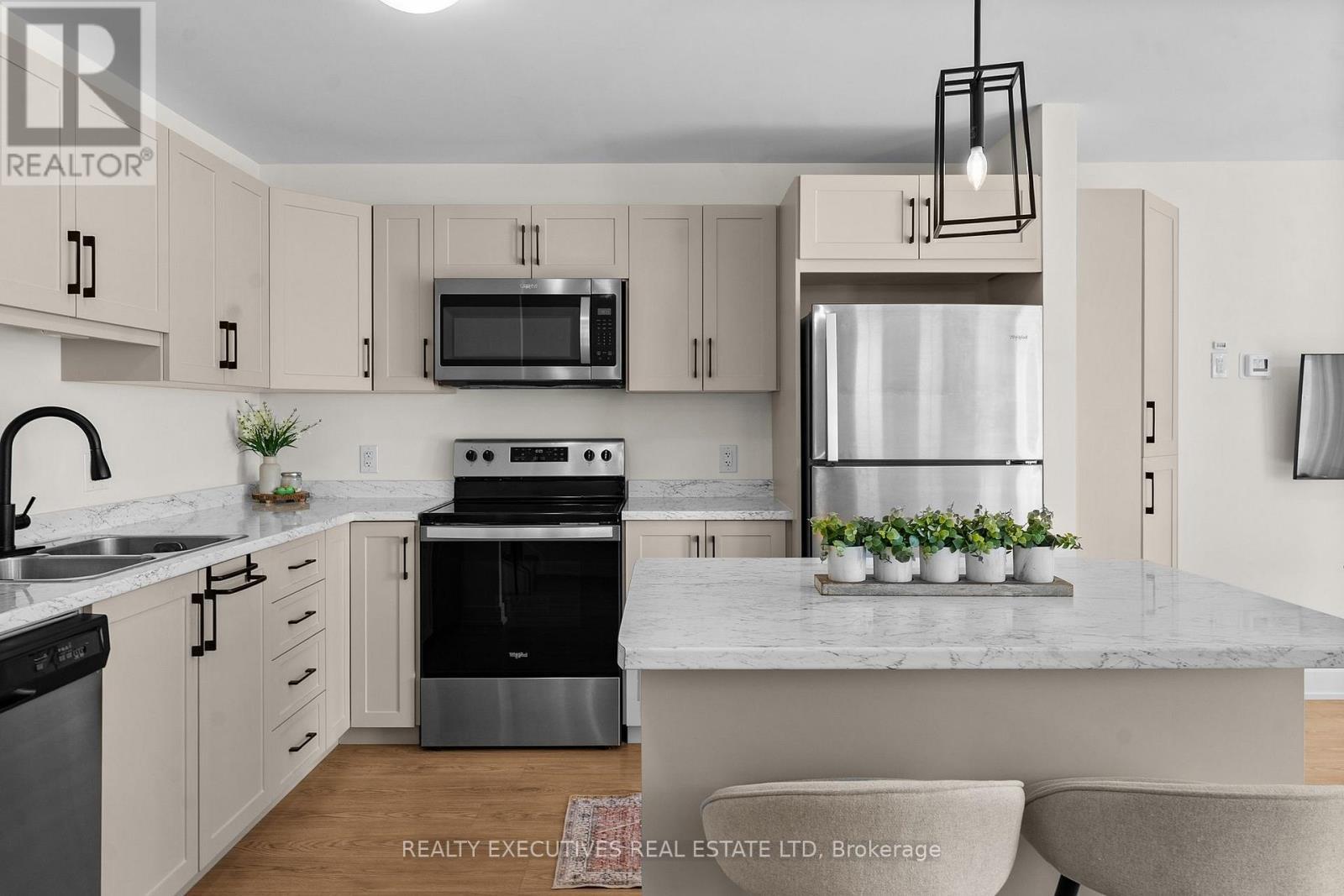 31 Whitcomb Crescent, Smiths Falls, ON - Indoor Photo Showing Kitchen With Stainless Steel Kitchen With Double Sink With Upgraded Kitchen