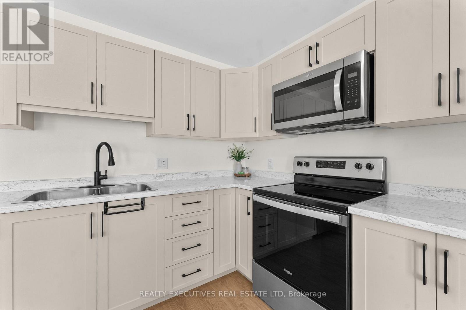 31 Whitcomb Crescent, Smiths Falls, ON - Indoor Photo Showing Kitchen With Double Sink With Upgraded Kitchen