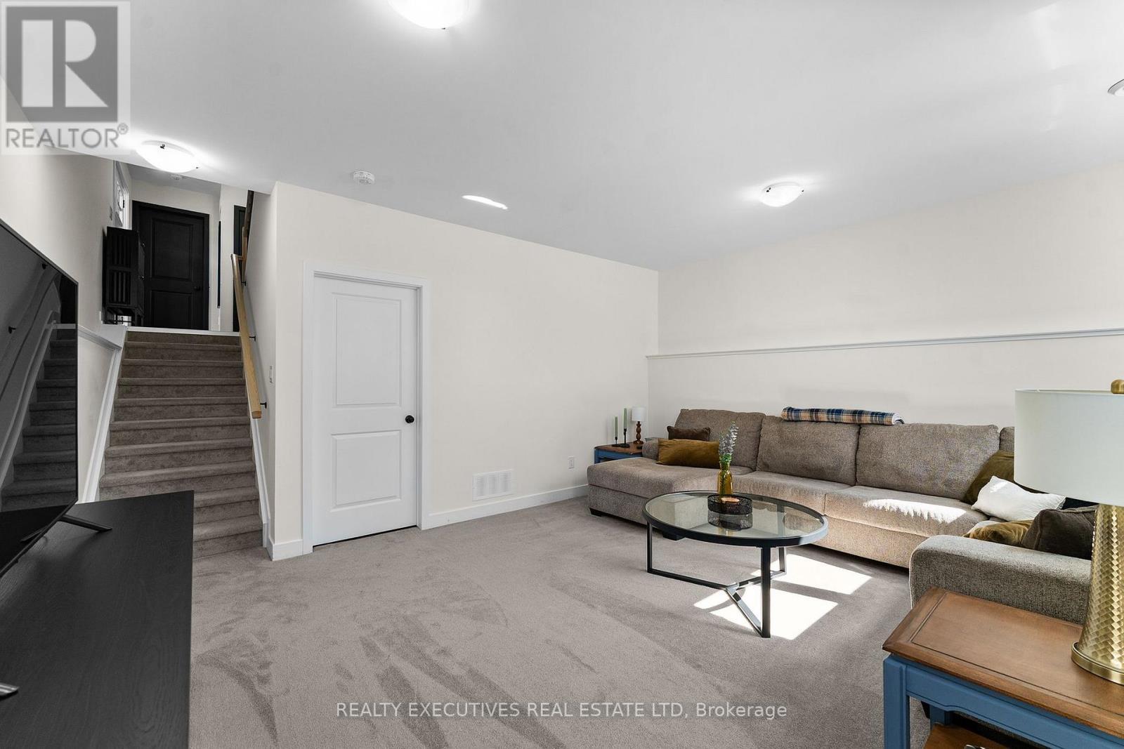 31 Whitcomb Crescent, Smiths Falls, ON - Indoor Photo Showing Living Room