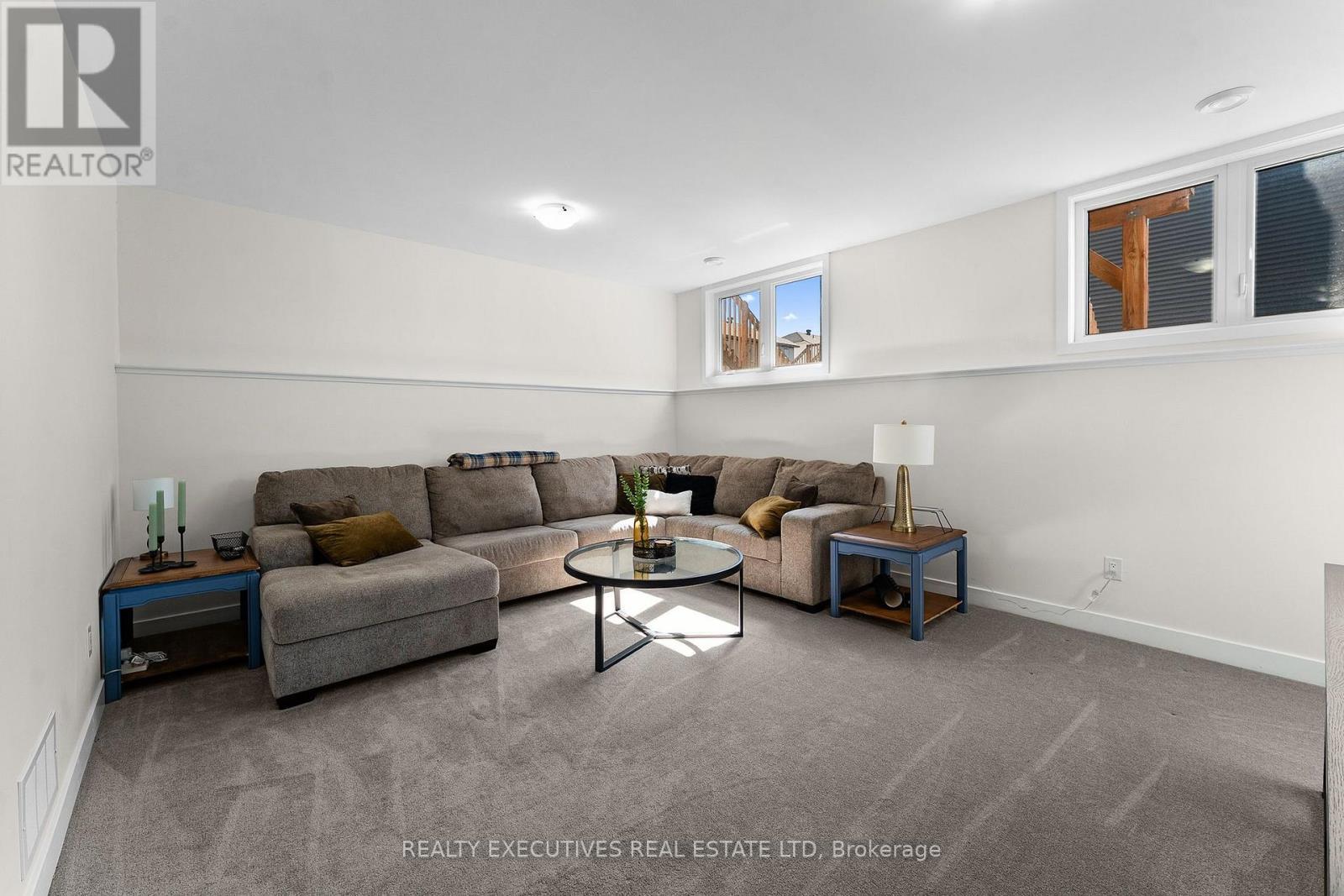 31 Whitcomb Crescent, Smiths Falls, ON - Indoor Photo Showing Living Room
