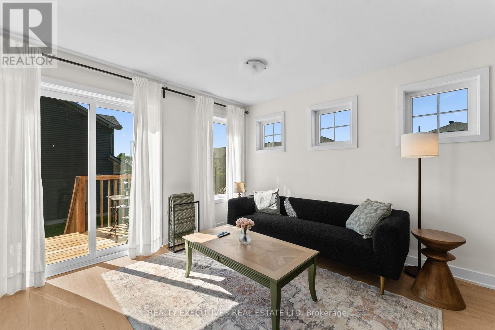 31 Whitcomb Crescent, Smiths Falls, ON - Indoor Photo Showing Living Room