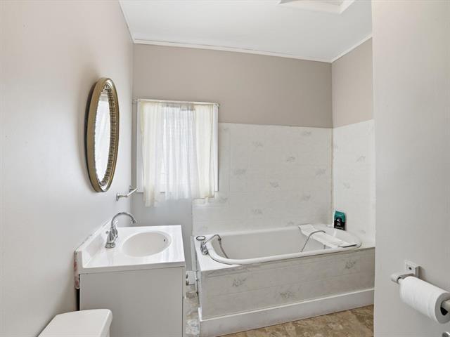 563 Polson Ave, Winnipeg, MB - Indoor Photo Showing Bathroom