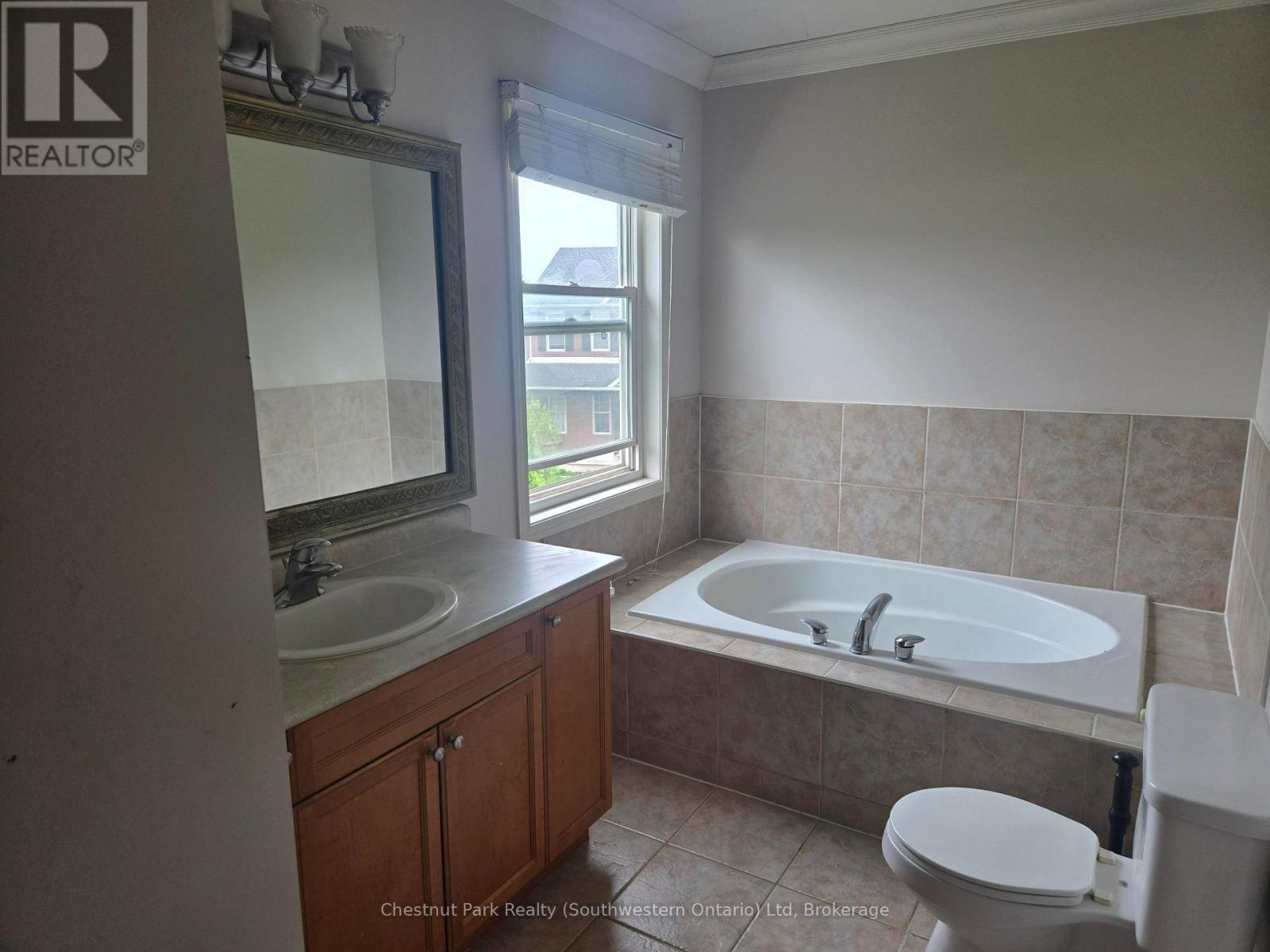 4 pc Ensuite with soaker tub - 147 Baggs Crescent, Cambridge, ON - Indoor Photo Showing Bathroom