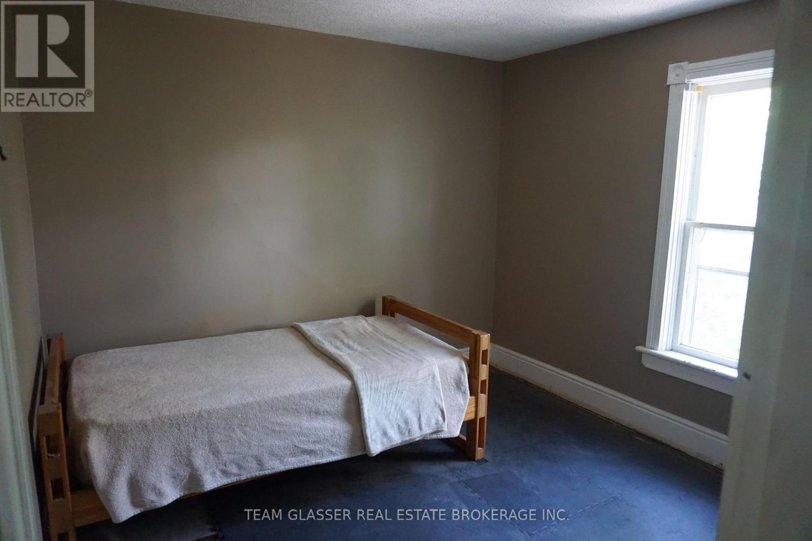 324 Queen Street W, Cambridge, ON - Indoor Photo Showing Bedroom
