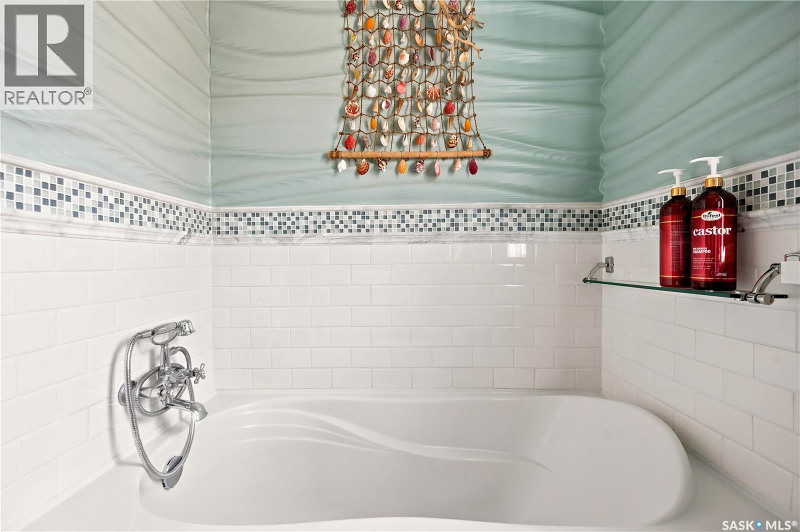 2520 Elliott Street, Regina, SK - Indoor Photo Showing Bathroom