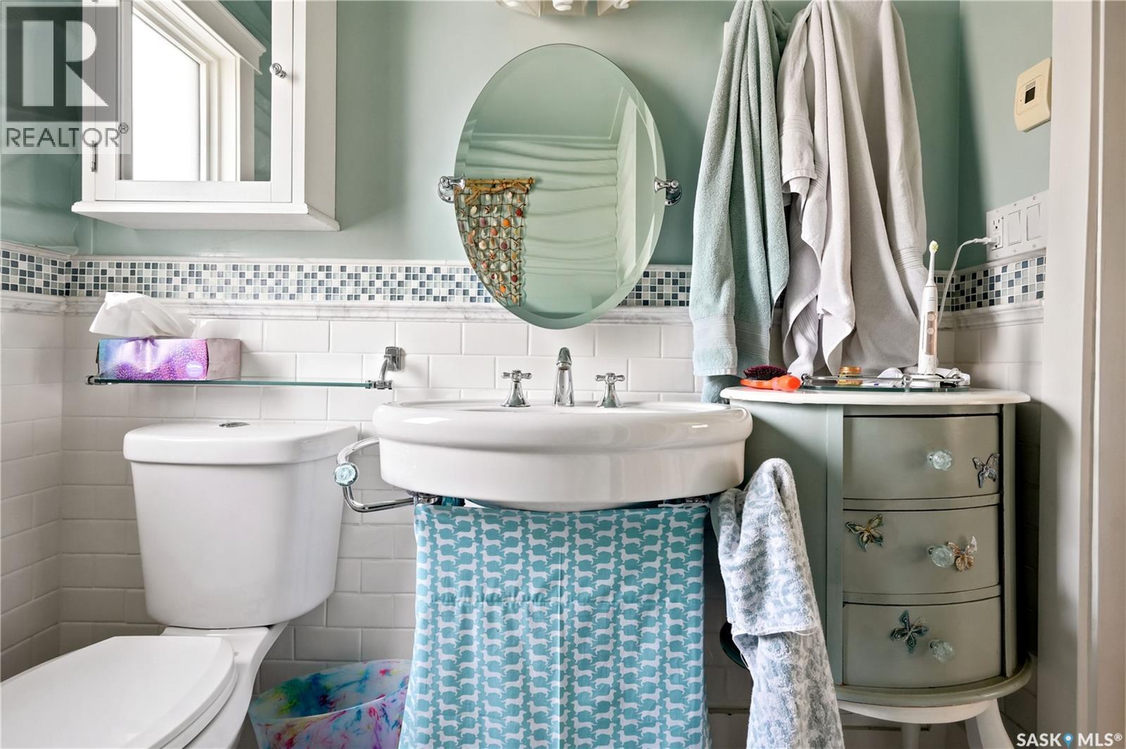 2520 Elliott Street, Regina, SK - Indoor Photo Showing Bathroom