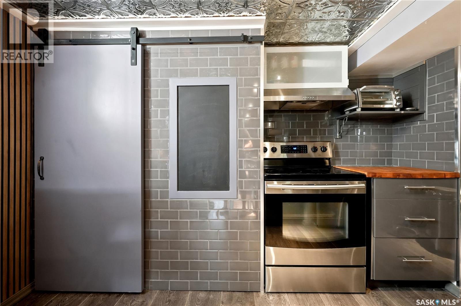 2520 Elliott Street, Regina, SK - Indoor Photo Showing Kitchen
