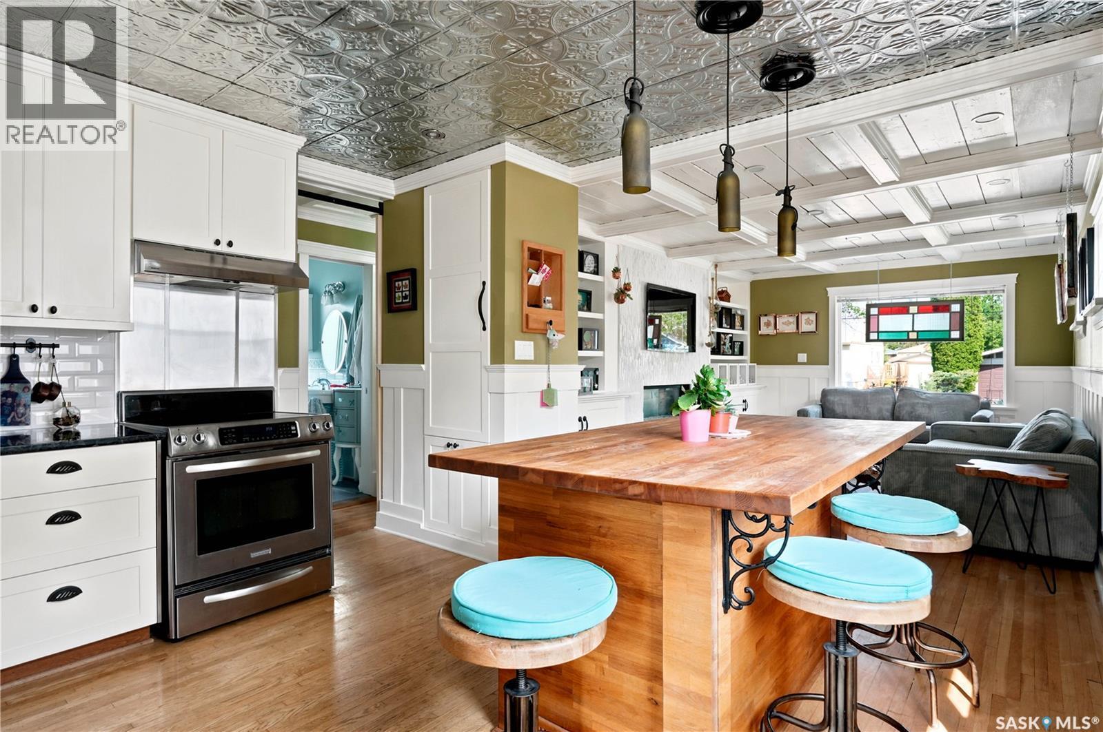 2520 Elliott Street, Regina, SK - Indoor Photo Showing Kitchen
