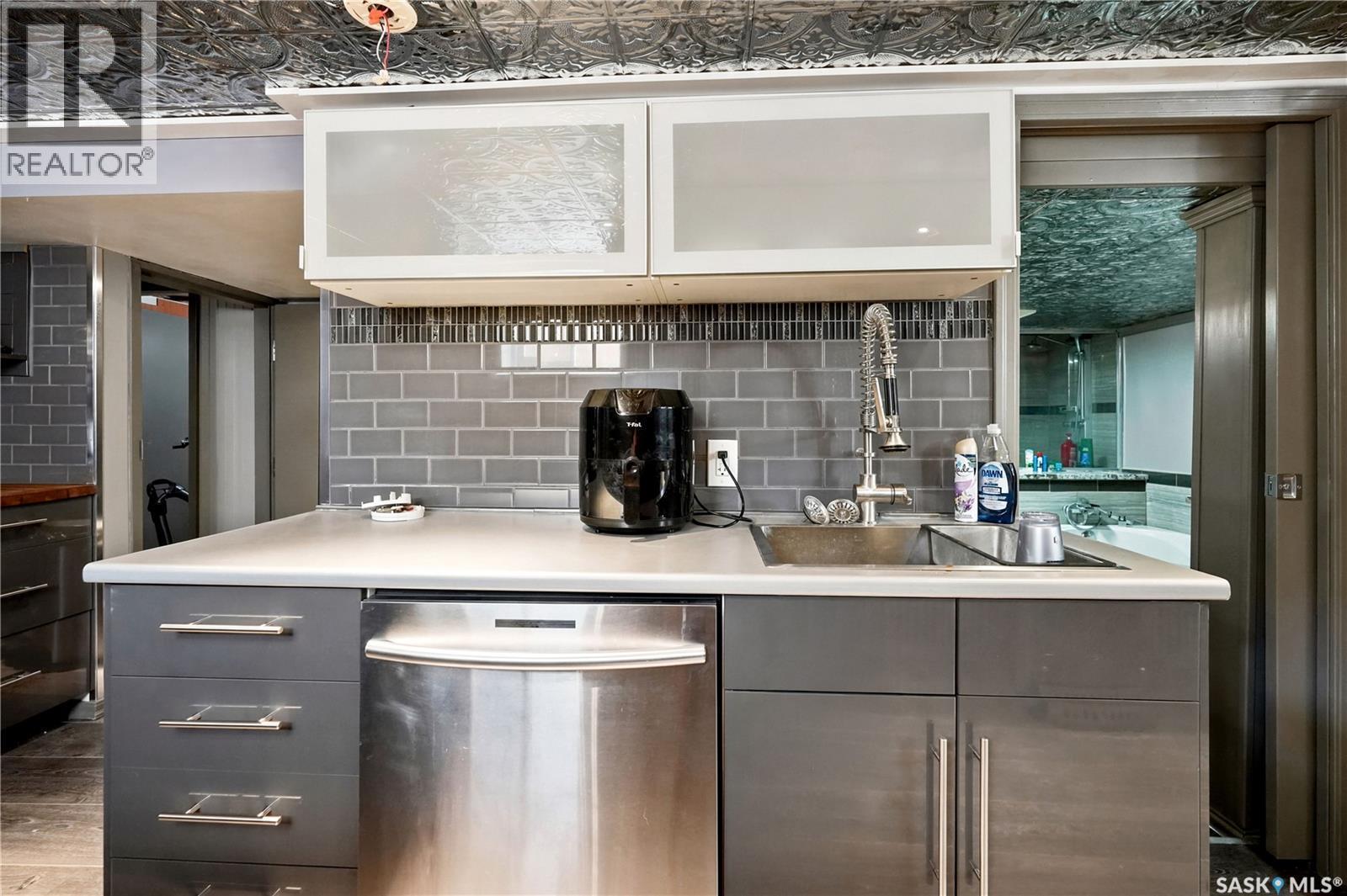 2520 Elliott Street, Regina, SK - Indoor Photo Showing Kitchen With Upgraded Kitchen