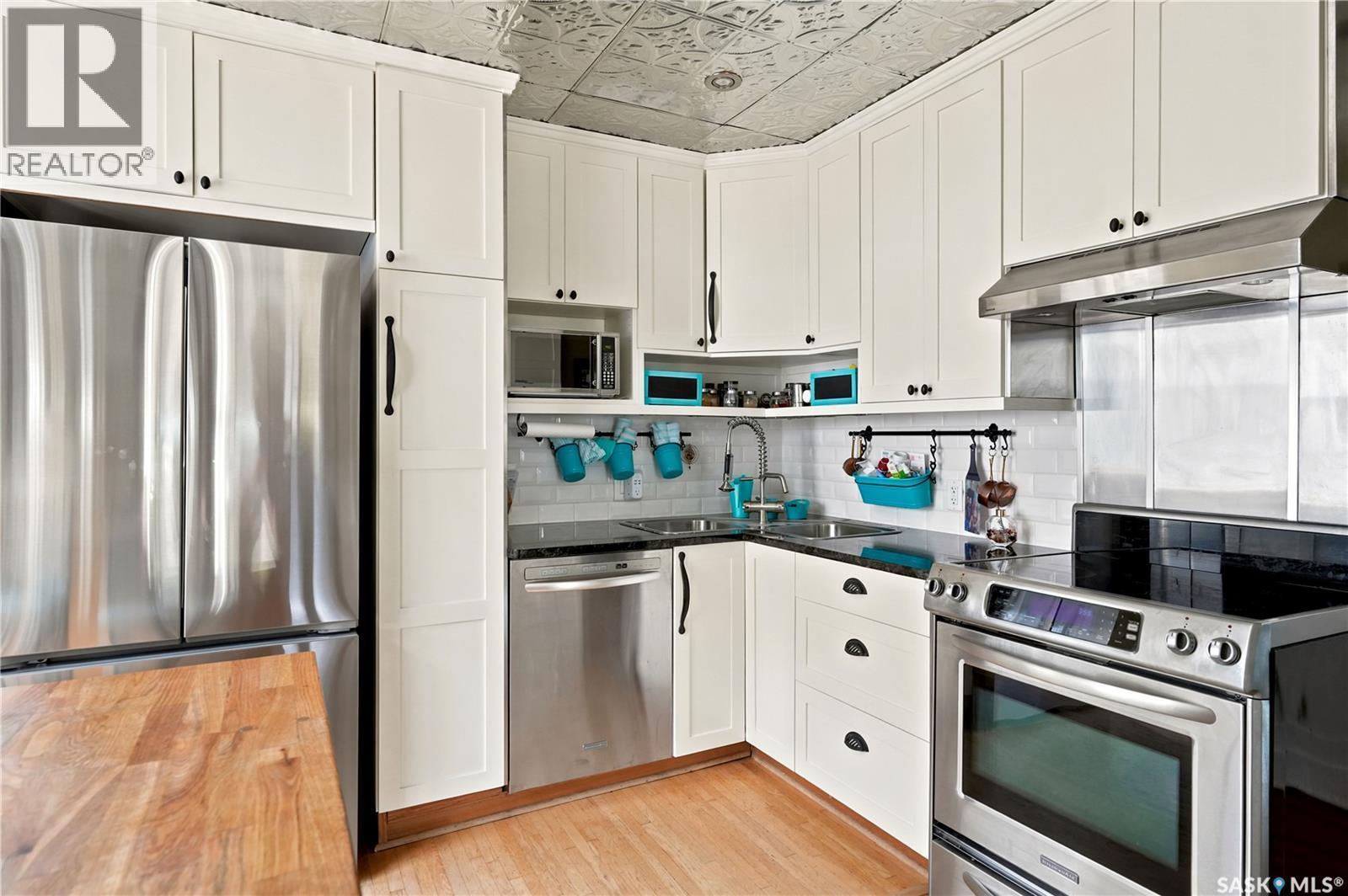 2520 Elliott Street, Regina, SK - Indoor Photo Showing Kitchen With Stainless Steel Kitchen