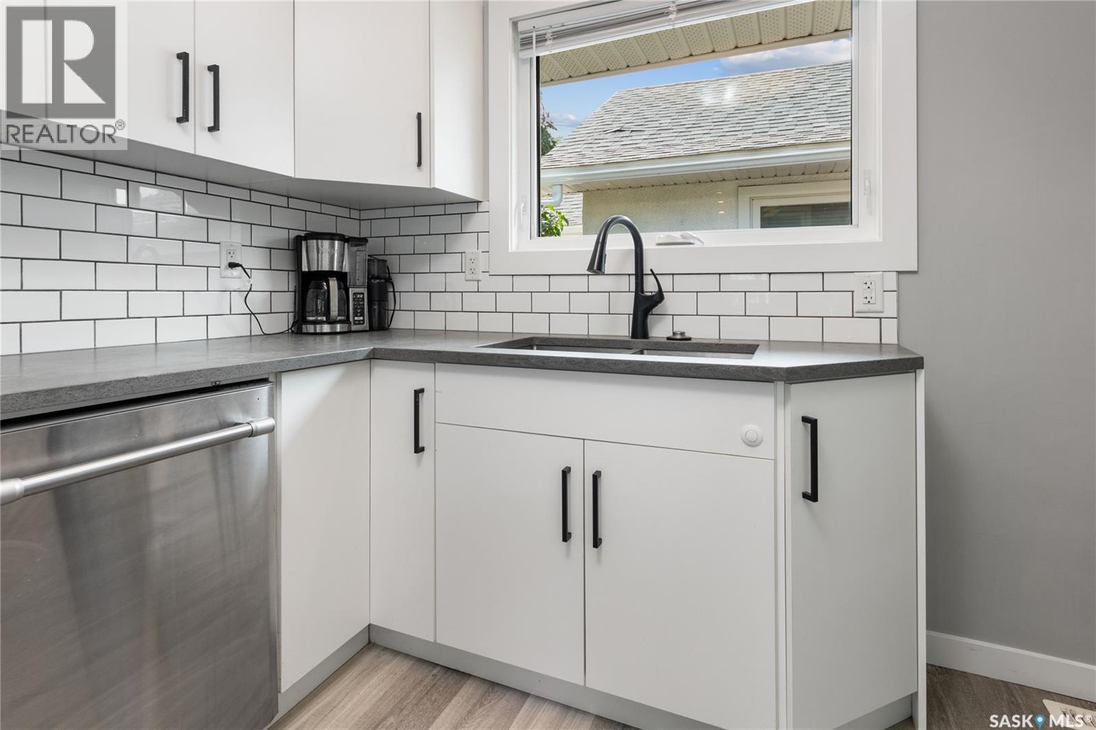 802 31St Street W, Saskatoon, SK - Indoor Photo Showing Kitchen With Double Sink