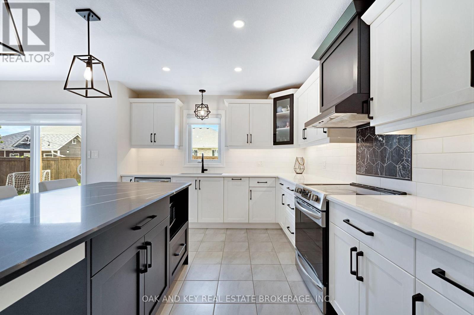 48 Ambrosia Path, St. Thomas, ON - Indoor Photo Showing Kitchen With Upgraded Kitchen