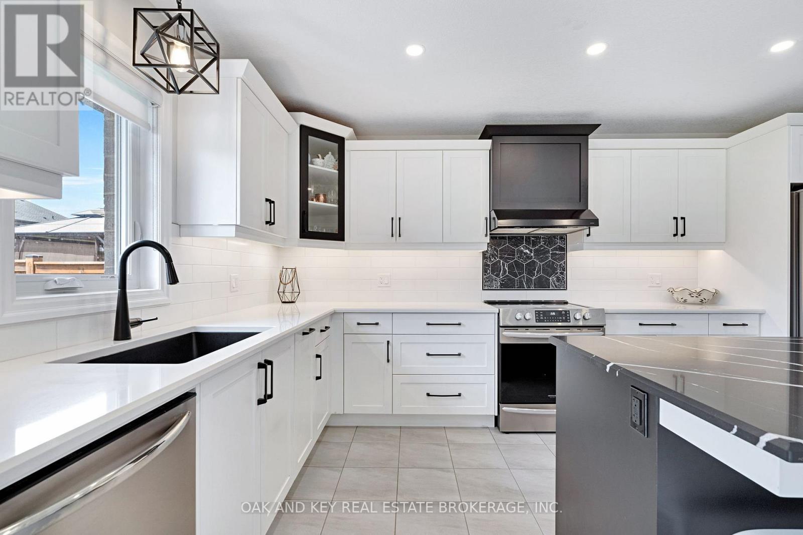 48 Ambrosia Path, St. Thomas, ON - Indoor Photo Showing Kitchen With Upgraded Kitchen