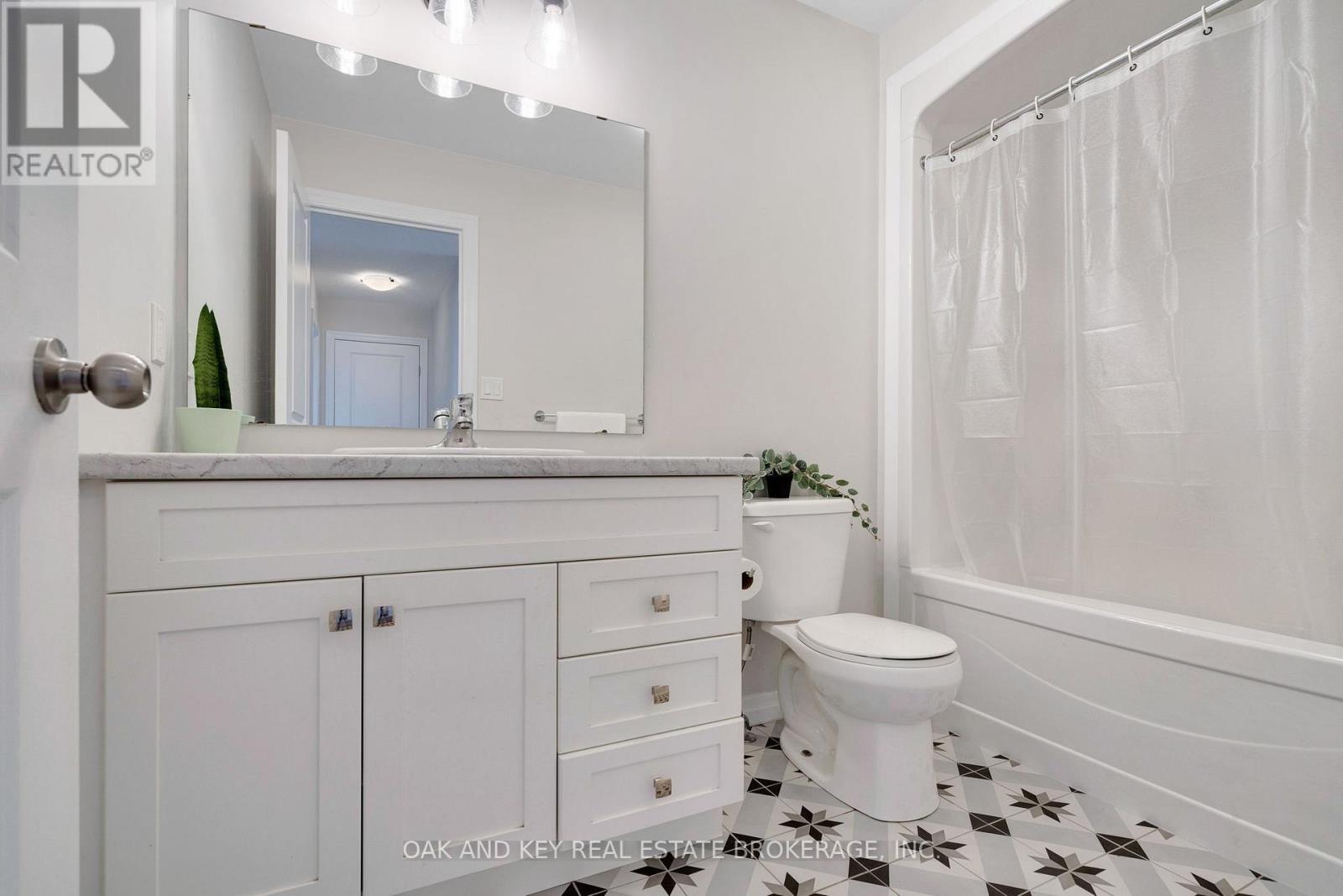Upper level bathroom - 4 pc. - 48 Ambrosia Path, St. Thomas, ON - Indoor Photo Showing Bathroom