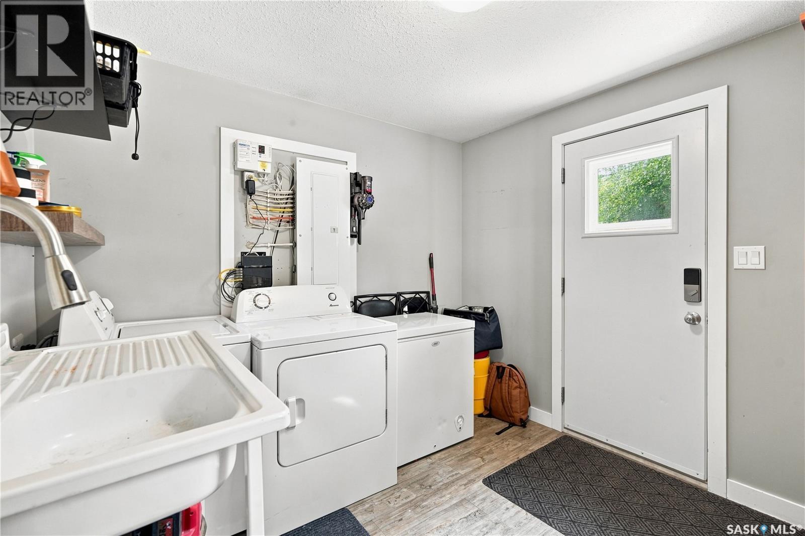 145 Lillooet Street E, Moose Jaw, SK - Indoor Photo Showing Laundry Room