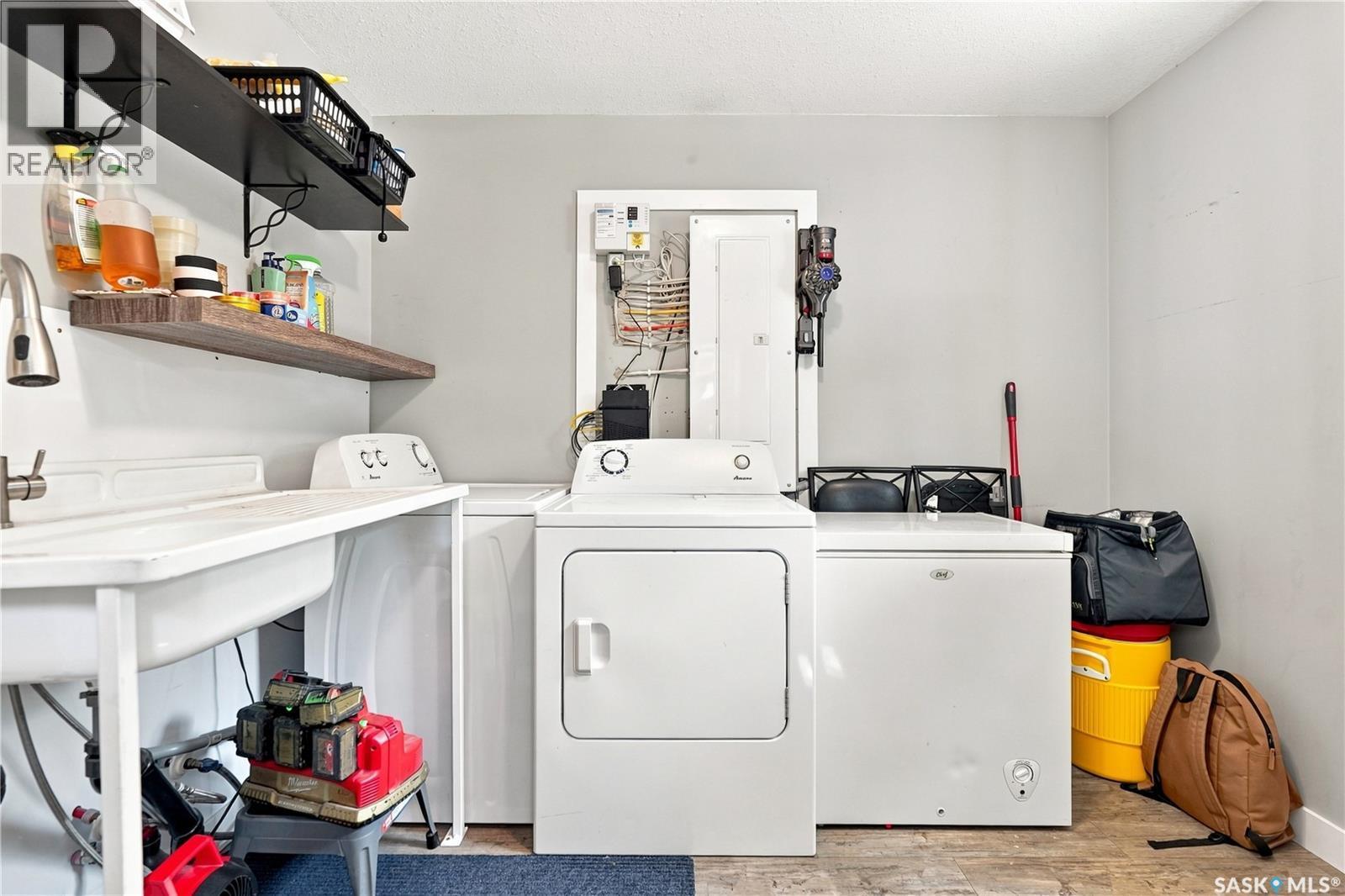 145 Lillooet Street E, Moose Jaw, SK - Indoor Photo Showing Laundry Room