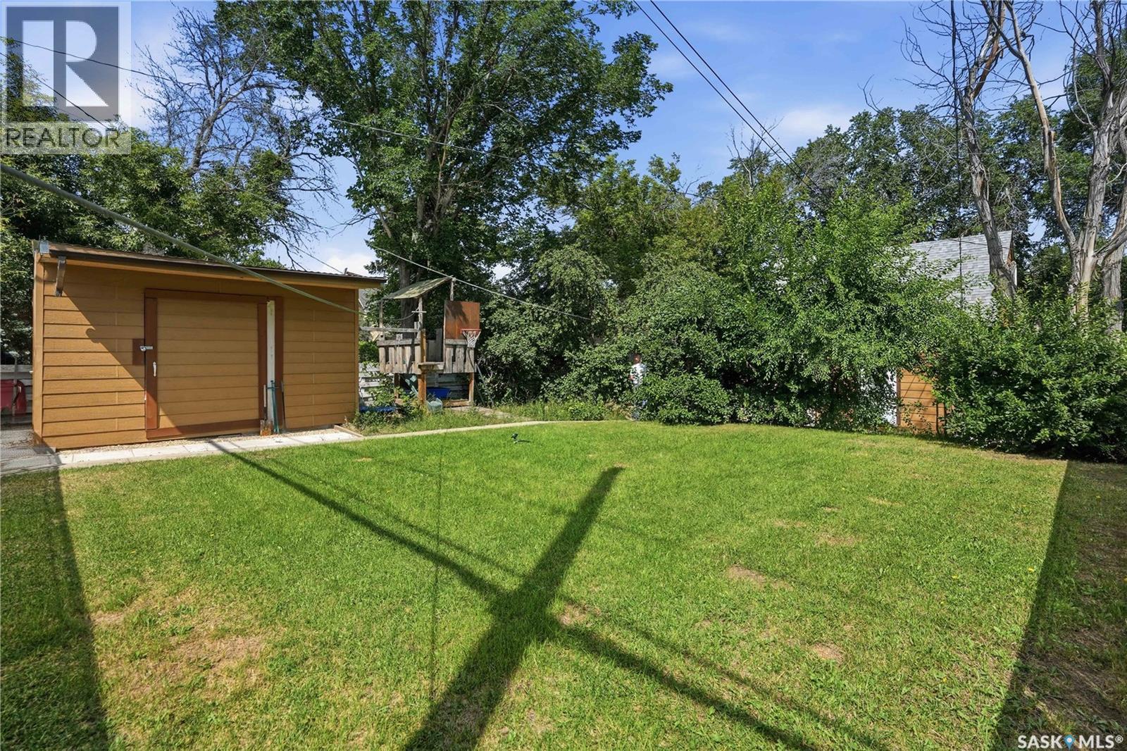 145 Lillooet Street E, Moose Jaw, SK - Outdoor