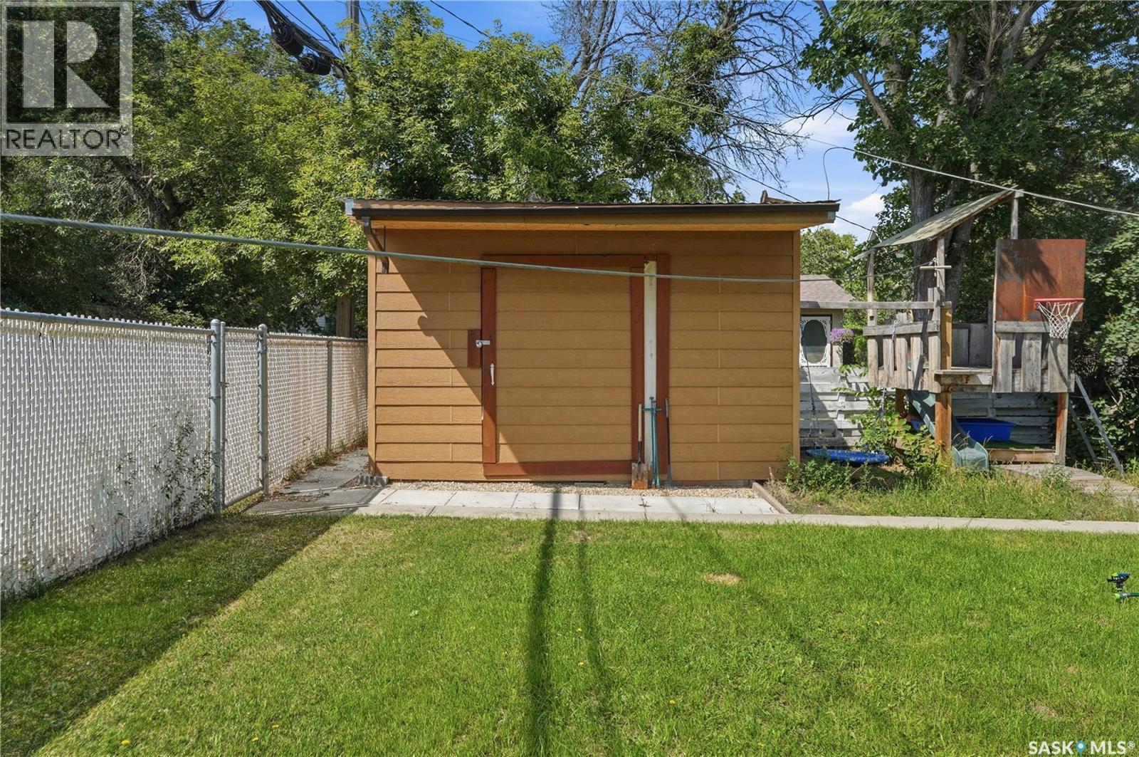 145 Lillooet Street E, Moose Jaw, SK - Outdoor