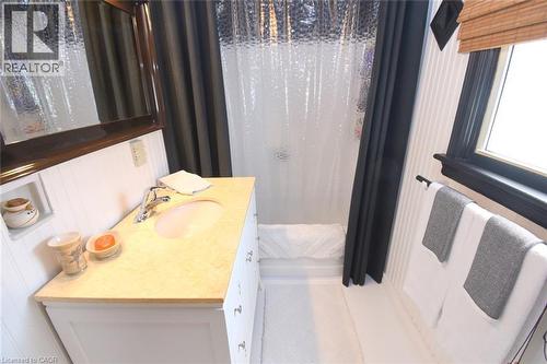 139 Garside Avenue S, Hamilton, ON - Indoor Photo Showing Bathroom