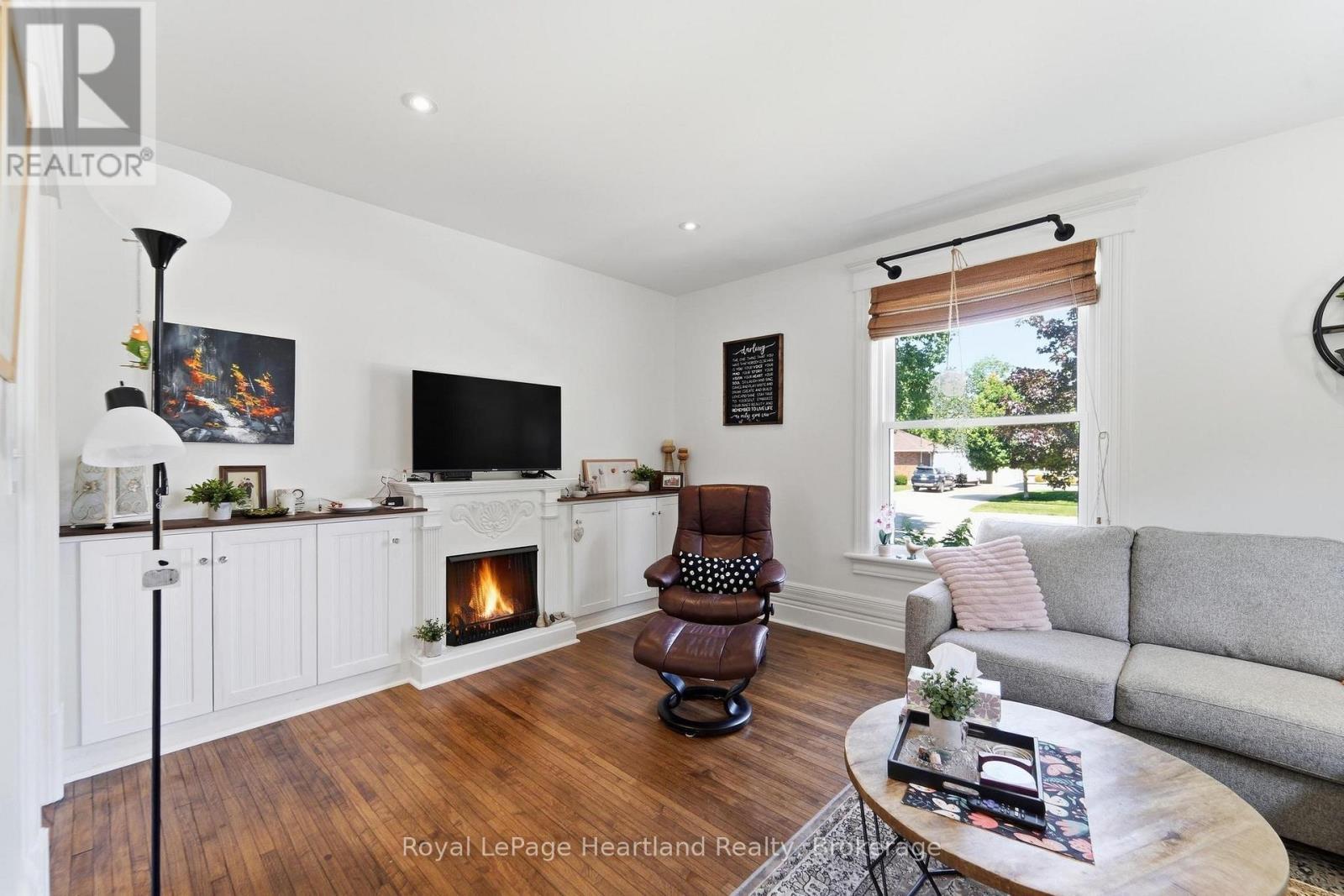 122 Nelson Street E, Goderich (Goderich (Town)), ON - Indoor Photo Showing Living Room With Fireplace