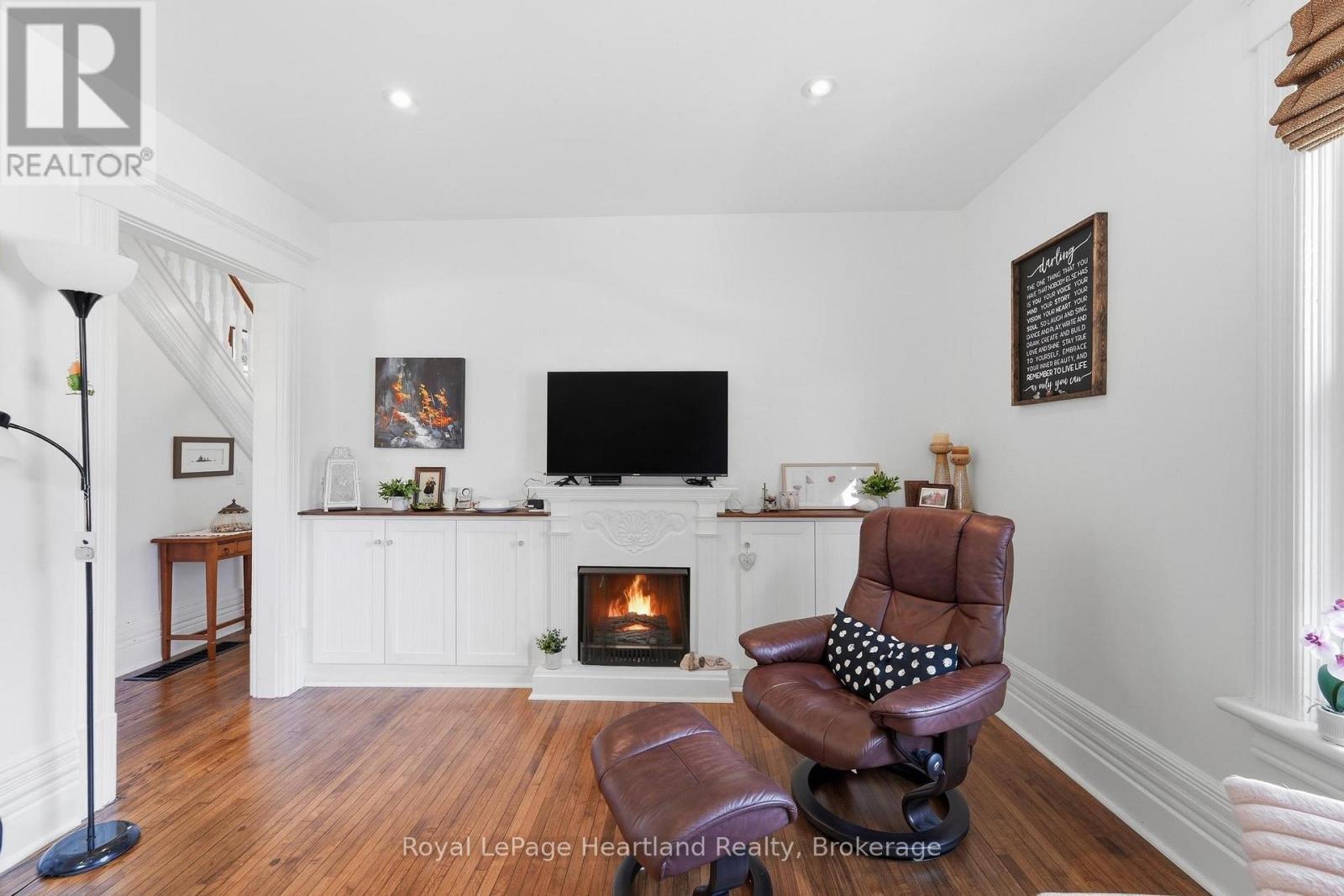 122 Nelson Street E, Goderich (Goderich (Town)), ON - Indoor With Fireplace