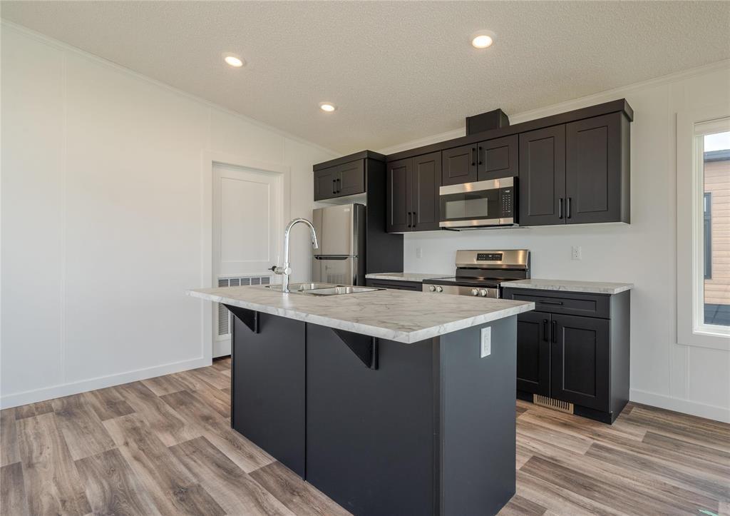 136 Prairie Oak Drive, Mitchell, MB - Indoor Photo Showing Kitchen With Double Sink With Upgraded Kitchen
