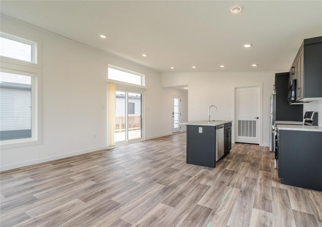 136 Prairie Oak Drive, Mitchell, MB - Indoor Photo Showing Kitchen