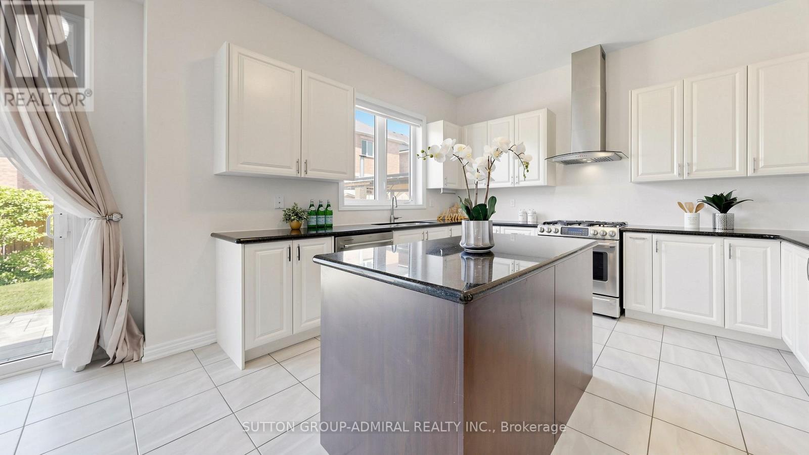 284 East'S Corners Boulevard, Vaughan, ON - Indoor Photo Showing Kitchen With Upgraded Kitchen