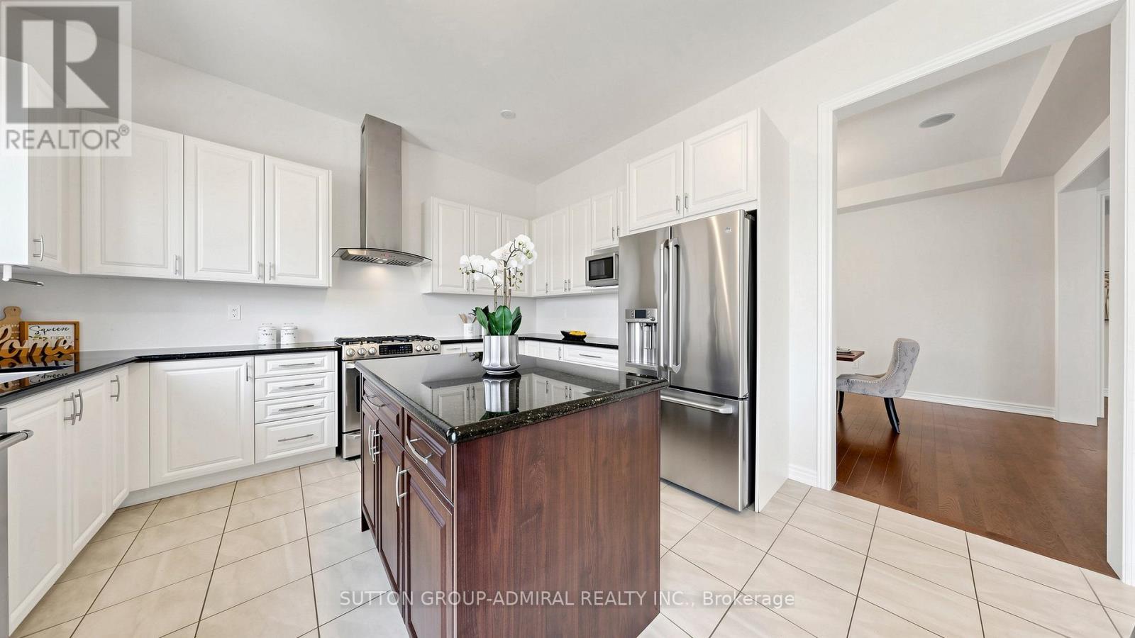 284 East'S Corners Boulevard, Vaughan, ON - Indoor Photo Showing Kitchen With Upgraded Kitchen