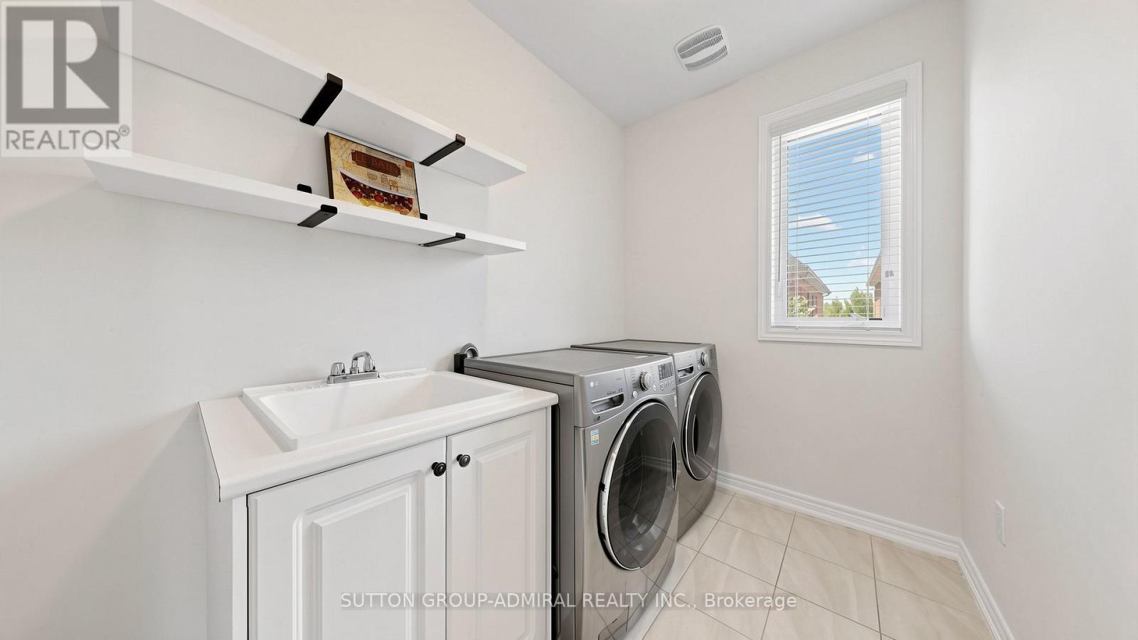 284 East'S Corners Boulevard, Vaughan, ON - Indoor Photo Showing Laundry Room