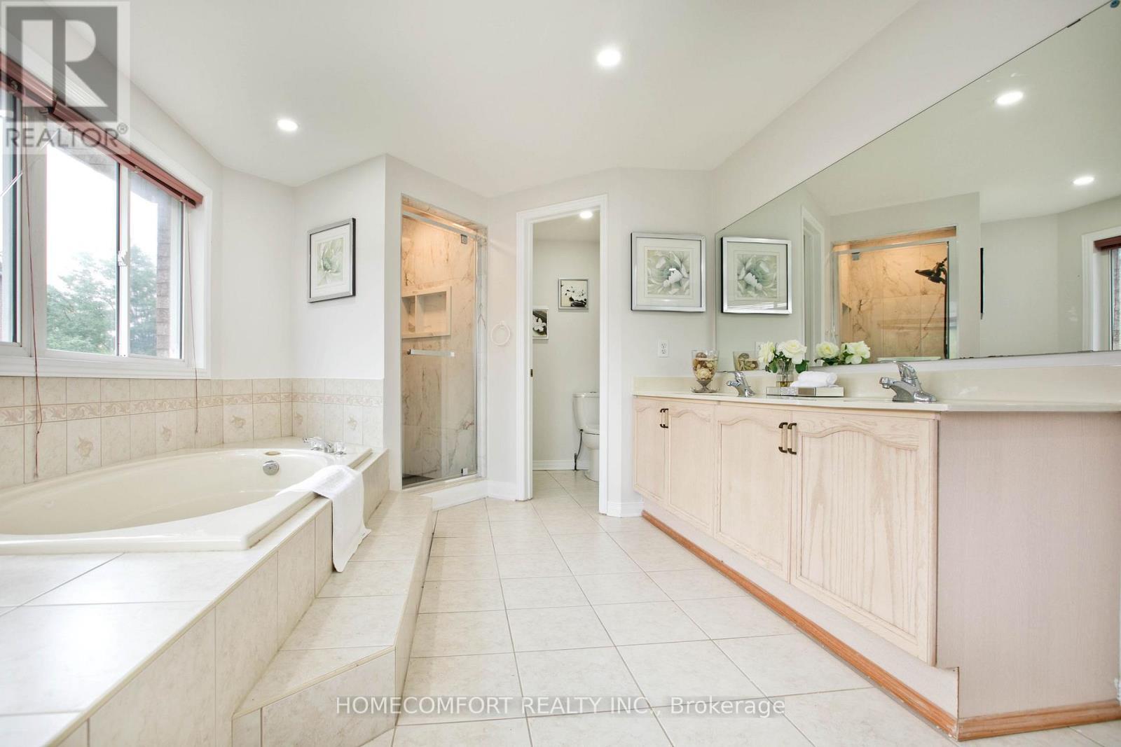 5813 Fieldon Road, Mississauga, ON - Indoor Photo Showing Bathroom